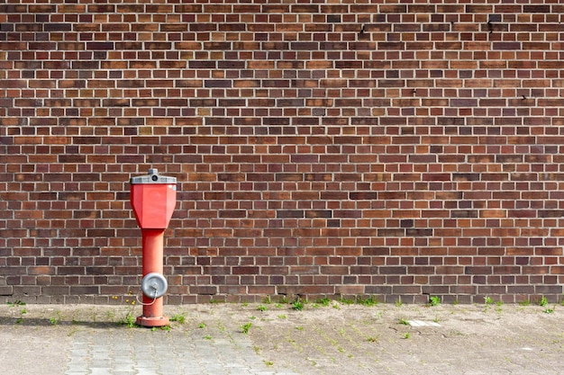 Brandkraan voor een bakstenen muur