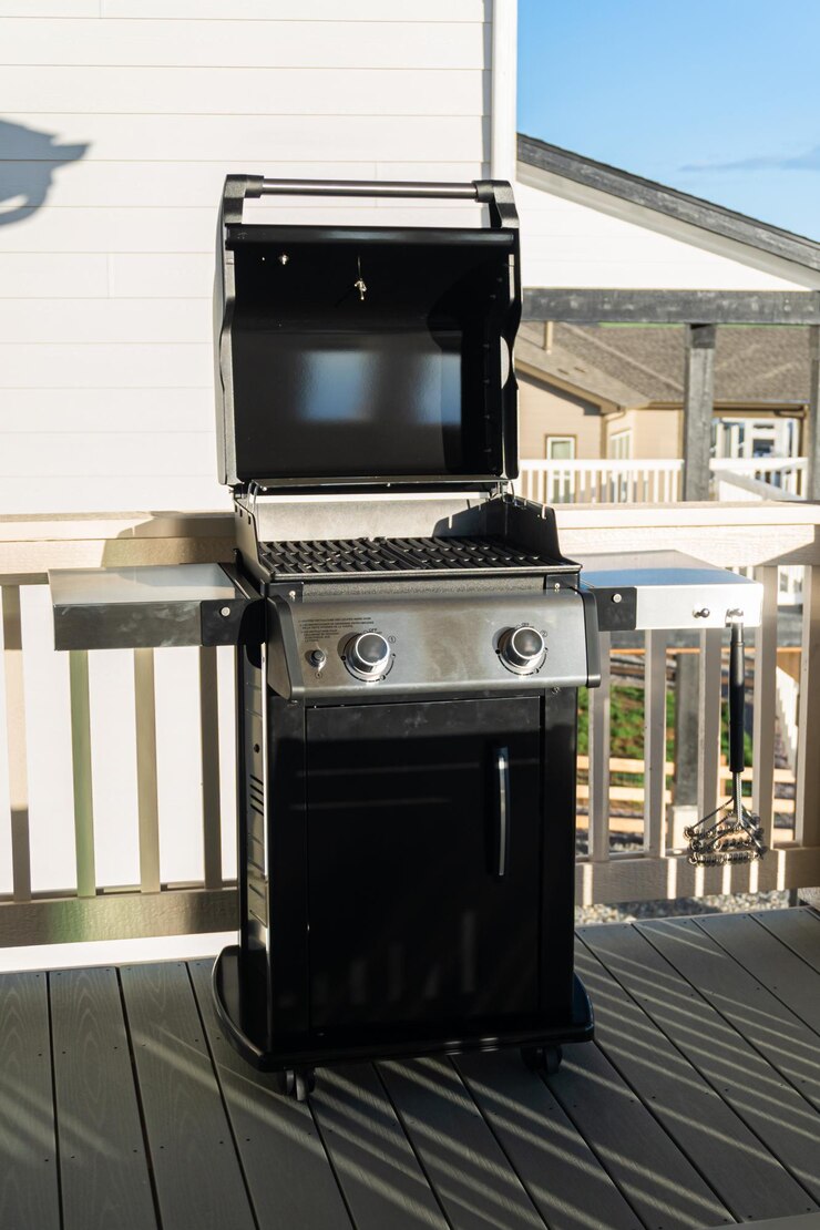 Brandnieuwe twee-brander grill geplaatst op balkon