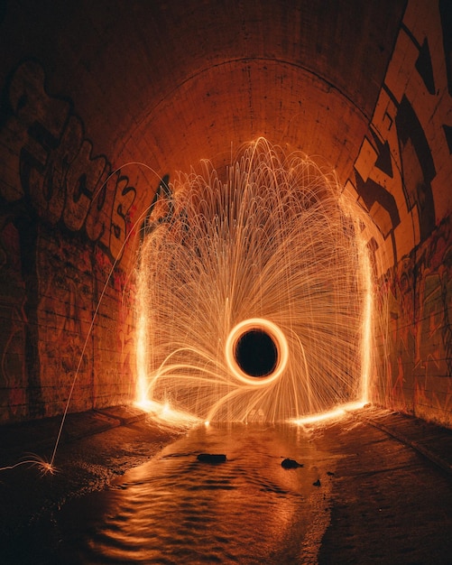 Foto brandprestaties in een donkere tunnel