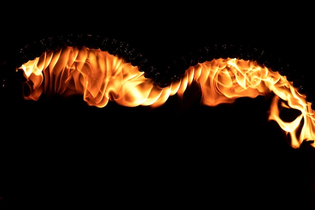 Foto brandshow verbazingwekkende vuurvoorstelling in de nacht
