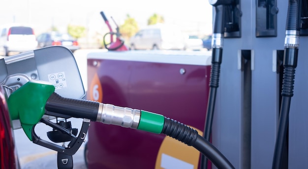 Brandstof vullen in de autotank bij het pomptankstation voor concept transport power business stijgende prijzen inflatie