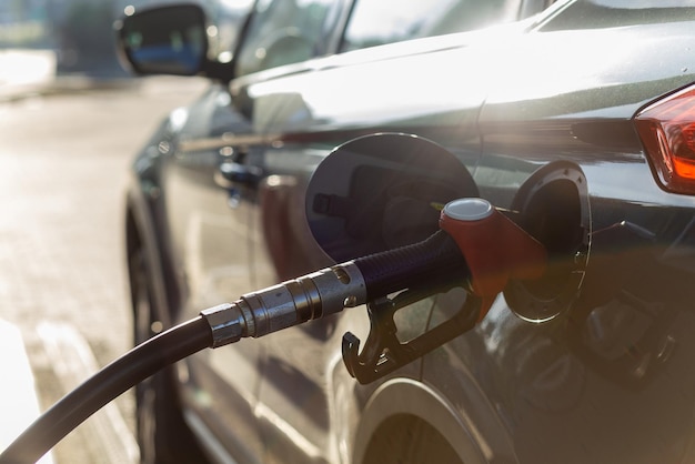 Brandstofmondstuk om brandstof in auto bij tankstation bij te vullen