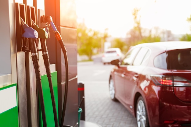 Brandstofpomp en auto op tankstation