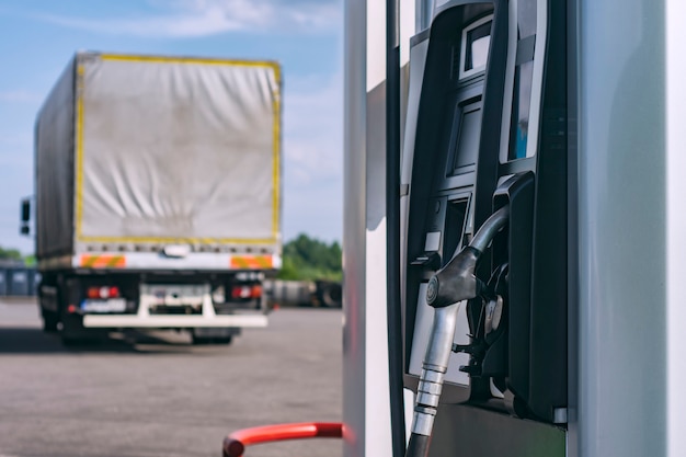 Brandstoftankstation op de achtergrond van een vrachtwagen voor transport.