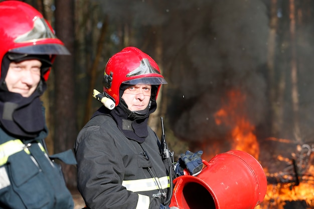 Brandweerlieden bereiden zich voor om bosbrand te blussen Blus het vuur