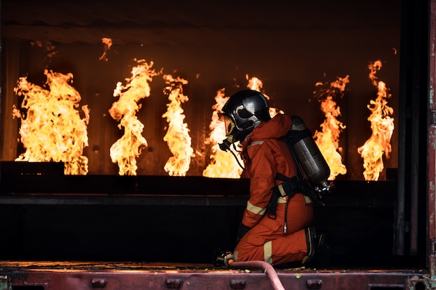 Brandweerlieden blusten het vuur