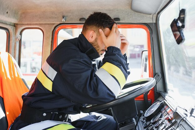 Brandweerman achter het stuur van een hulpverleningsvoertuig rijdt naar de plaats van de actie en blust het vuur