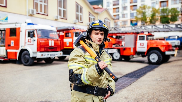 Brandweerman brandweerman noodveiligheid bescherming redding uit gevaar