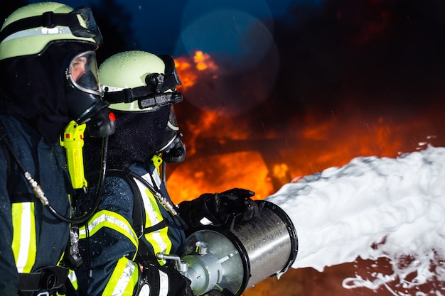 Brandweerman, brandweermannen die een grote brand blussen