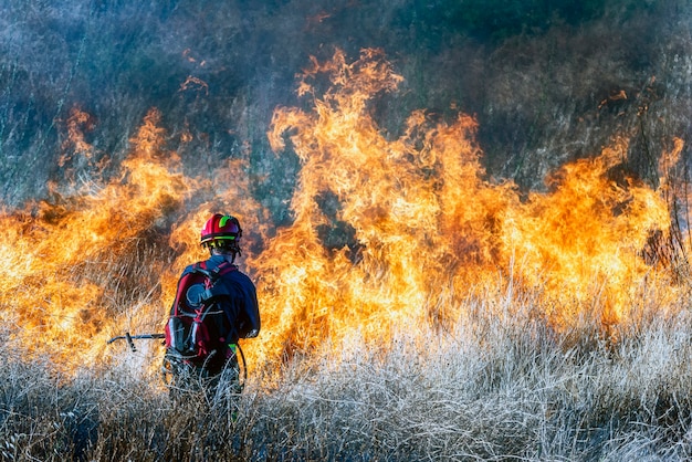 Brandweerman die een bosbrand probeert te blussen