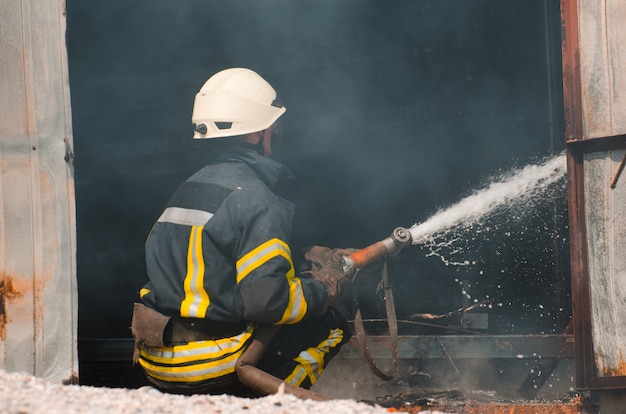 Brandweerman dooft het vuur