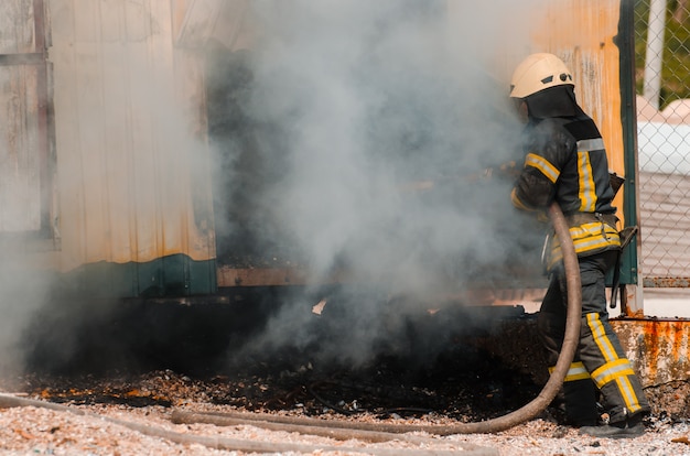 Brandweerman dooft het vuur