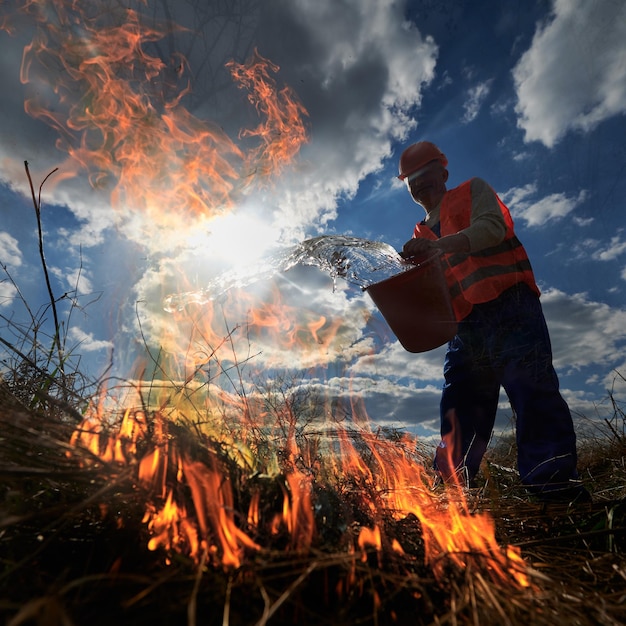 Brandweerman-ecoloog die brand in het veld bestrijdt