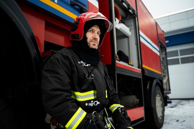 Foto brandweerman klaar voor zijn missie