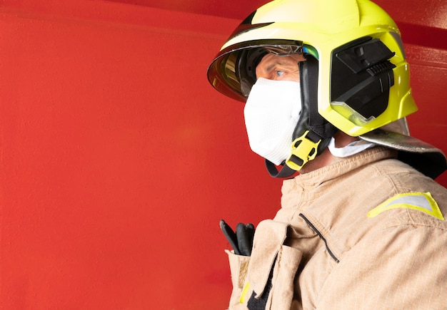 Brandweerman met helm en masker