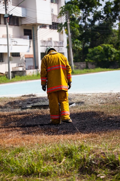 Brandweerman met vuur en pak om brandweerman te beschermen voor het trainen van brandweerlieden