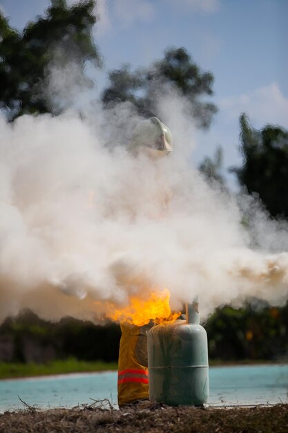 Brandweerman met vuur en pak om brandweerman te beschermen voor het trainen van brandweerlieden