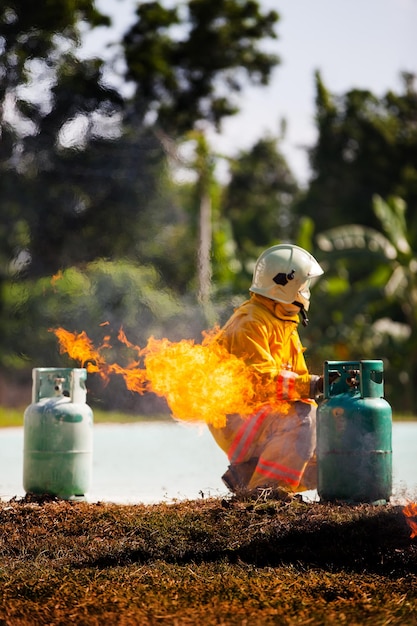 Brandweerman met vuur en pak om brandweerman te beschermen voor het trainen van brandweerlieden