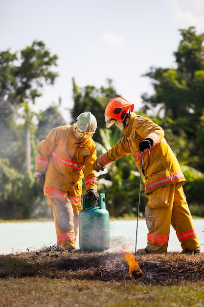 Brandweerman met vuur en pak om brandweerman te beschermen voor het trainen van brandweerlieden