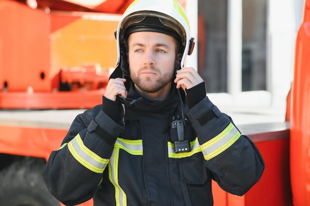 Brandweerman van dienst onder belichte foto