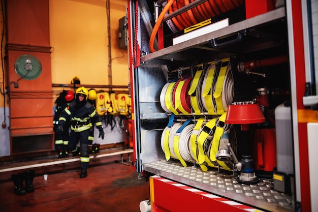 Brandweerwagen geopend met slangen en brandweerman actie voorbereiden