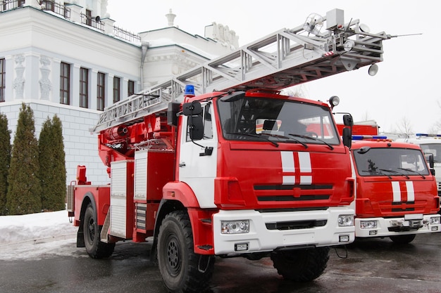 Brandweerwagen - grote rode Russische brandweerwagen, horizontaal