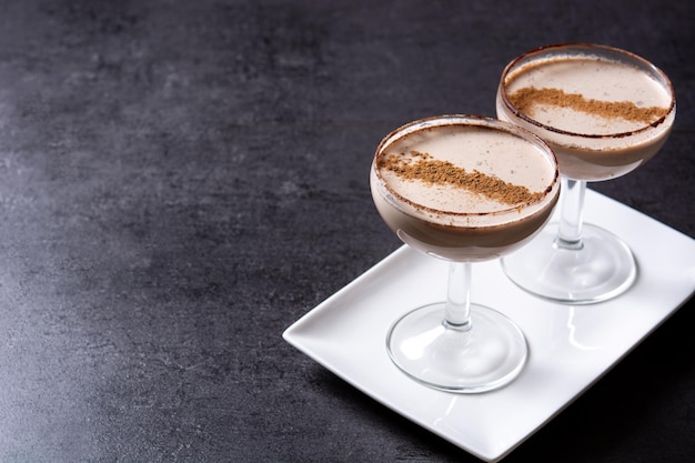 Foto cocktail di brandy alexander su sfondo nero