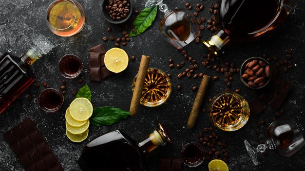 Brandy en chocolade op een zwarte stenen tafel bovenaanzicht vrije ruimte voor uw tekst