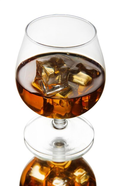 Brandy glas met ijs op grijze achtergrond