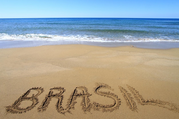 Foto brasile scritto sulla spiaggia sabbiosa