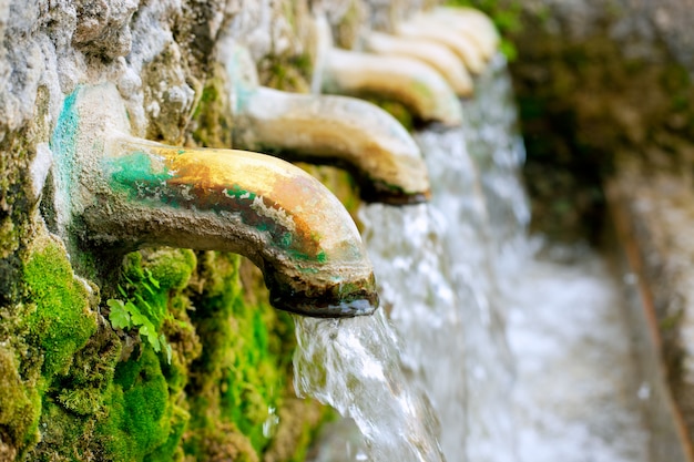 Sorgente d'acqua fontana d'ottone