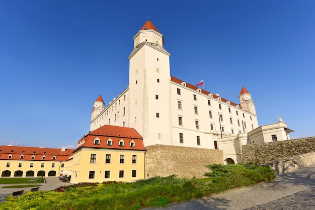 Photo bratislava castle in the late gothic style view from below