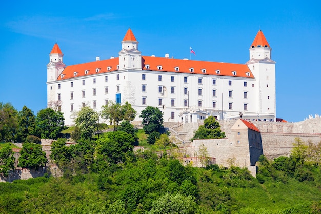 Bratislava Castle of Bratislavsky Hrad is het belangrijkste kasteel van Bratislava, de hoofdstad van Slowakije. Het kasteel van Bratislava ligt op een rotsachtige heuvel boven de rivier de Donau.