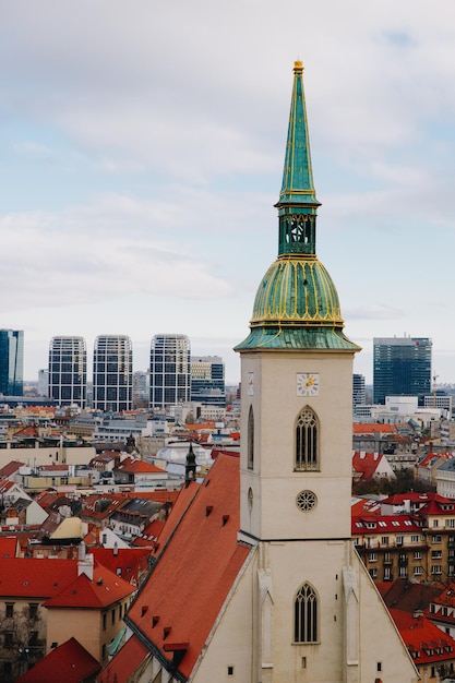 Vista della città di bratislava dal castello e dalla chiesa di st martins bratislava slovacchia