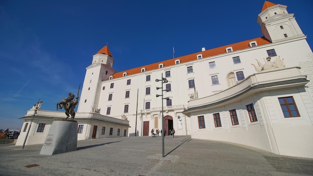 BRATISLAVA, SLOWAKIJE - November 2017: Stary Hrad - oud kasteel in Bratislava. Bratislava bezet beide oevers van de rivier de Donau en de rivier Morava