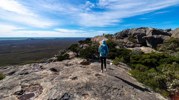 Photo brave backpacker girl celebrates summiting frenchman peak in cape le grand national park, australia