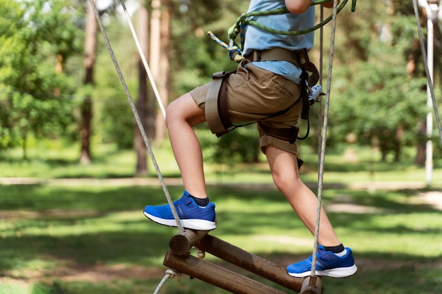 Foto ragazzo coraggioso che si diverte in un parco avventura