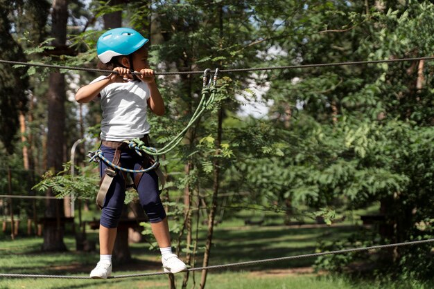 冒険公園で楽しんでいる勇敢な女の子