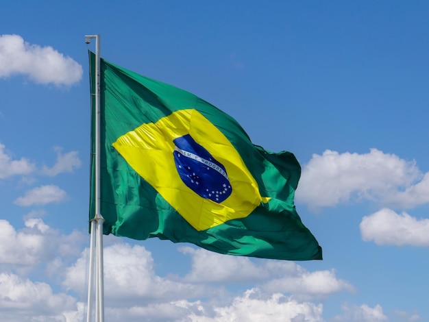 Фото Флаг бразилии развевается на ветру 7 сентября независимость бразилии