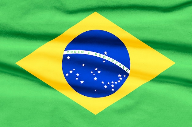 Foto bandiera del brasile su ordine e avanzamento del tessuto ondulato