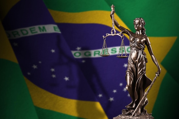 暗い部屋で正義の女神と司法のスケールの像とブラジルの国旗 判断と罰の概念