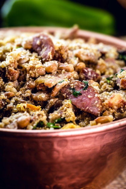 Braziliaans culinair gerecht, bonen met varkensvlees, pepperoni, farofa en groenten.