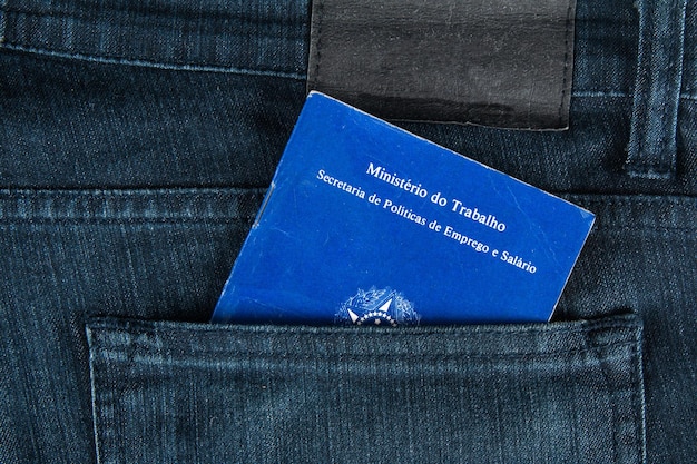 Braziliaans documentwerk en sociale zekerheid Carteira de Trabalho e Previdencia Social in a jeans pocket