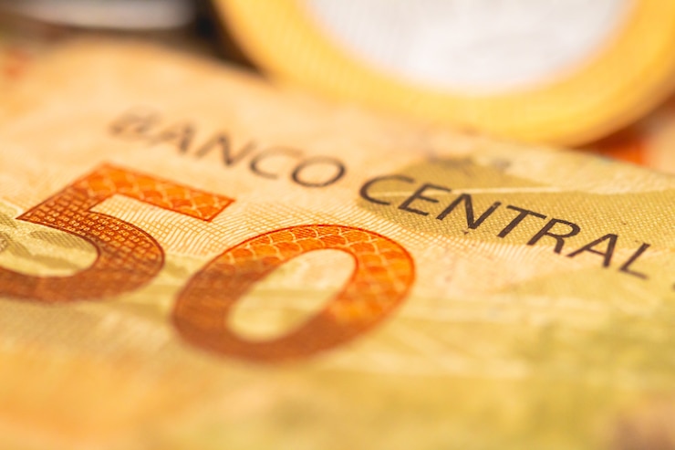 Braziliaans echt bankbiljet van 50 reais in macrofotografie met een munt op de achtergrond