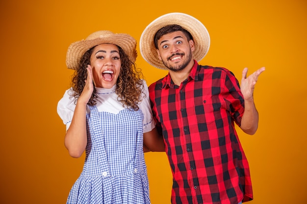 Braziliaans echtpaar dat traditionele kleding draagt voor Festa Junina