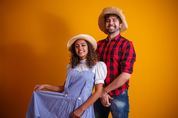 Braziliaans echtpaar dat traditionele kleding draagt voor Festa Junina