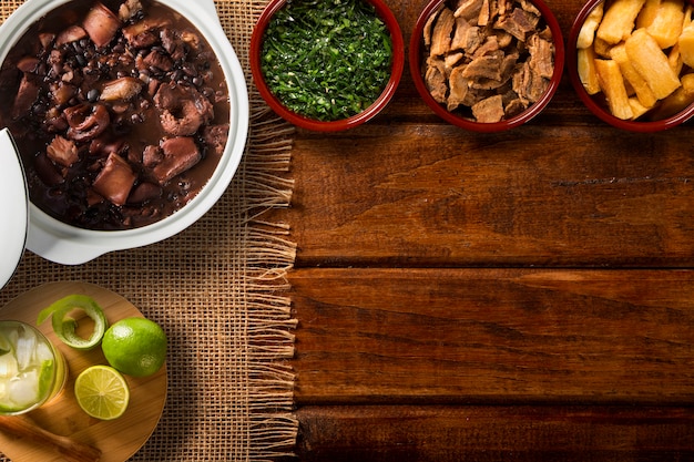 Braziliaans feijoada-eten. bovenaanzicht