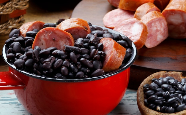 Braziliaans feijoada-eten