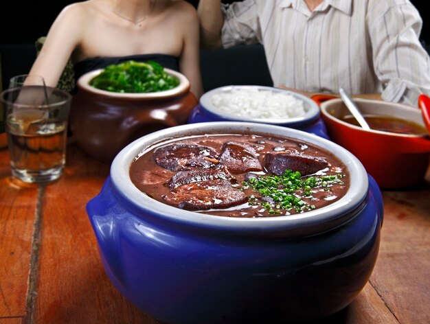 Braziliaans Feijoada-eten