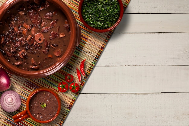 Braziliaans feijoada-voedsel. bovenaanzicht met kopie ruimte